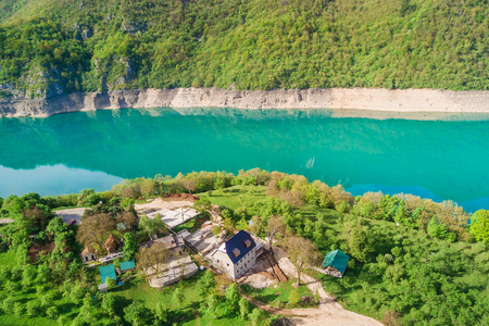 山湖岸边的建筑物