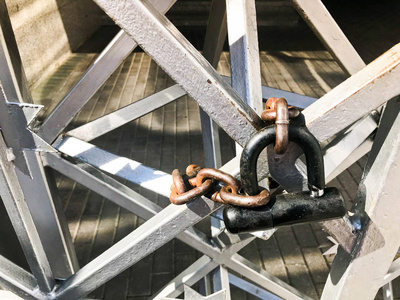 铁门, 金属栅栏冻结在一个强大的老生锈链链接的粮仓大锁。的背景