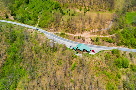 在林顶的道路边缘建造