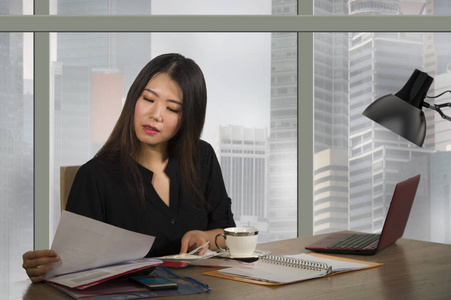 中央亚洲种族年轻,快乐,美丽的亚洲企业家女性,在中央商务区的现代