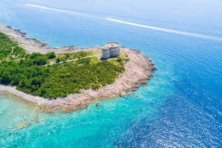 海滨圆形堡垒废墟的俯视图