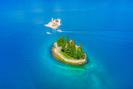 岛上有一座修道院和一座人工岛，位于蓝色的