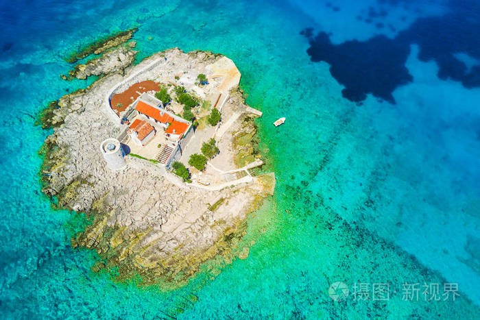 有一座堡垒的岛的俯视图