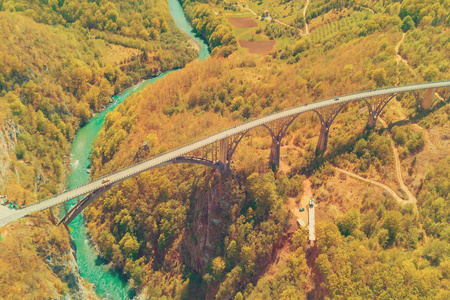 在秋山上的一条河上架起了一座桥，俯视