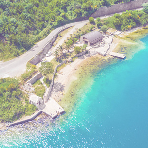 在海滩上建造一家咖啡馆，顶景。划