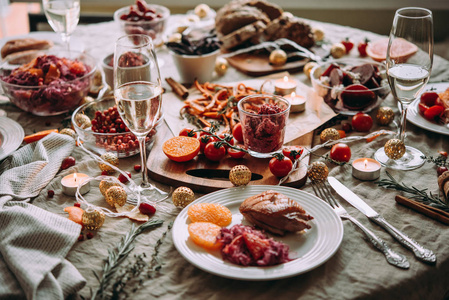 健康的现代蔬菜菜肴和烤火鸡或鸭子。晚餐，庆祝圣诞节或除夕。