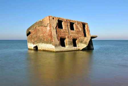 波罗的海海滩上的掩体废墟，这是拉脱维亚里帕亚前苏联基地Karosta的一座旧堡垒的一部分
