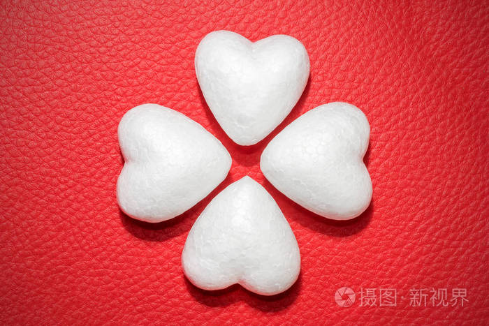 红皮背景的白心花