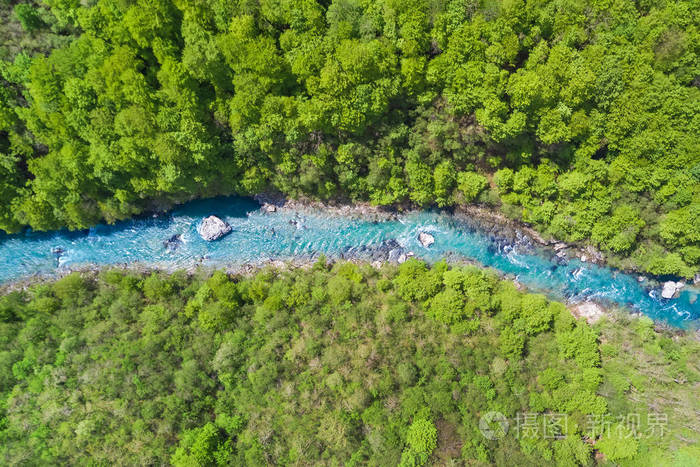 群山环抱的河流的俯视图