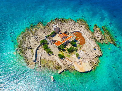 有一座堡垒的岛的俯视图
