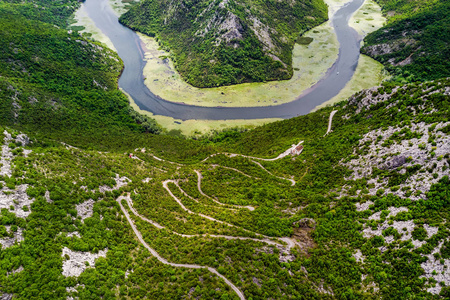 蜿蜒的公路和群山中的河流的俯视图