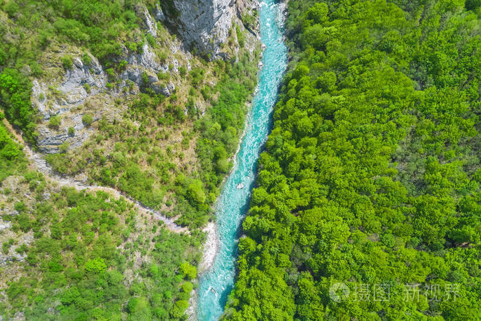 群山环抱的河流的俯视图