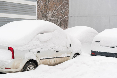 停放着白雪覆盖的白色汽车