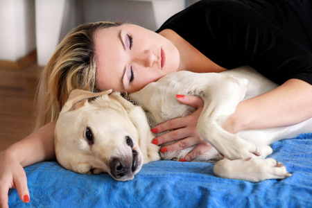 最好的朋友一起睡家里有可爱狗的女人.