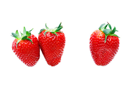 三个成熟的红色草莓在白色背景上。孤立