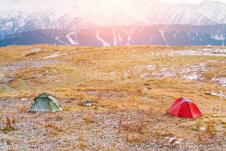 阳光明媚的一天，山上的红绿旅游帐篷