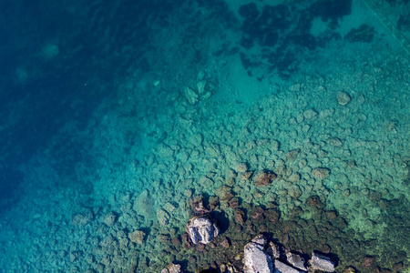 岩石海滨的顶部景观