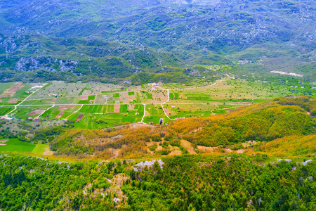 山谷中一个村庄的俯视图