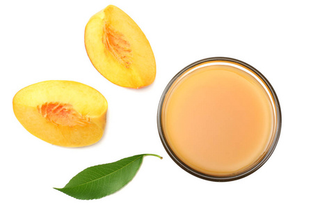 一杯桃汁，桃果绿叶和白色背景上分离的切片。 顶部视图