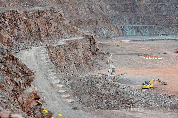 斑岩采石场的碎石机和挖掘机采矿业