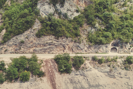 空的公路和隧道在山上。 色调