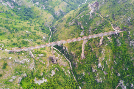 山顶景观与铁路桥梁