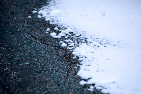 道路近景积雪融化图片