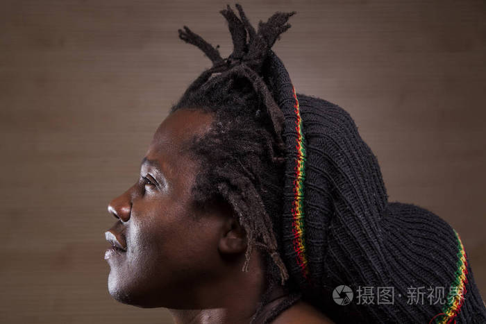 年轻的rastafarian男子展示他可怕的肖像