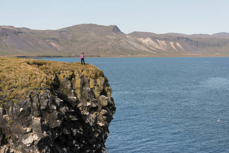 冰岛的年轻女旅行者