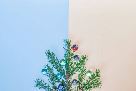 节日圣诞作文蓝色云杉枝与玻璃球在粉彩背景共用空间
