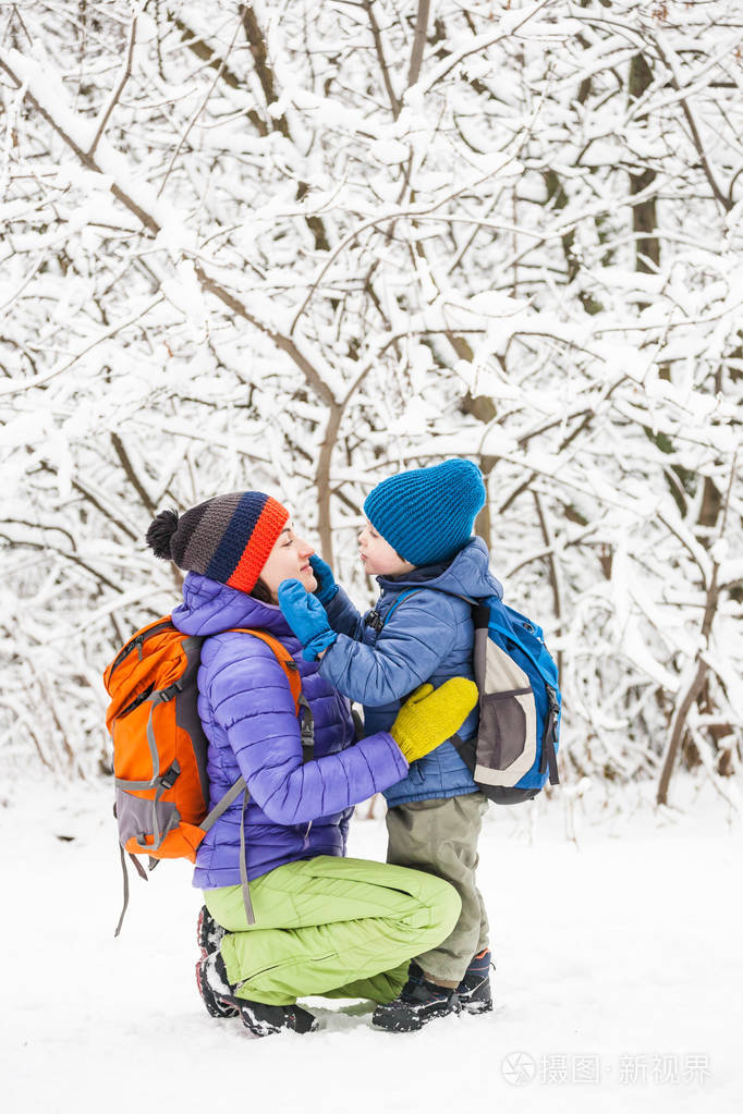 那个女人支持她的儿子. 做母亲.