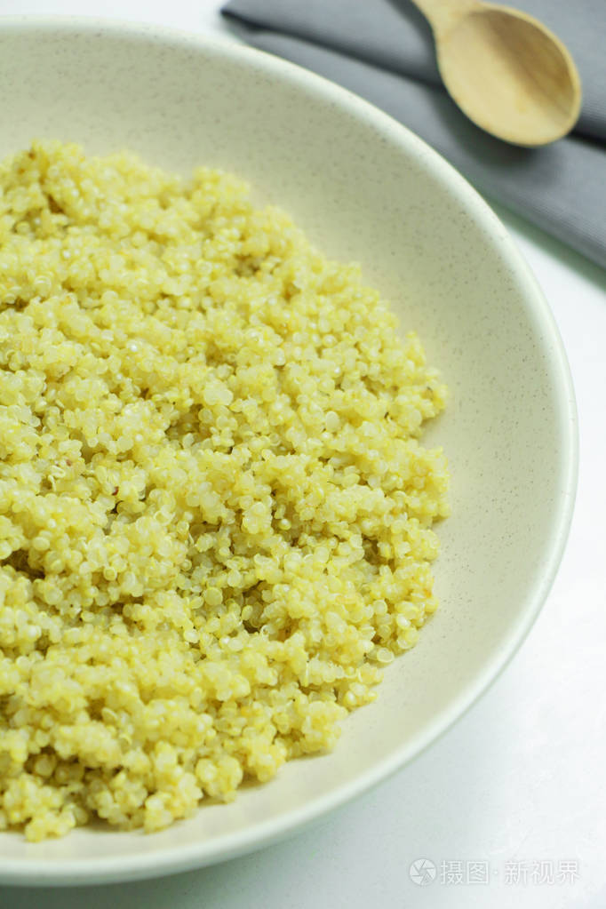 白色背景白碗中煮熟的藜麦