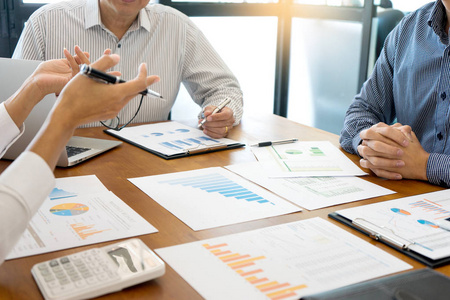 团队合作,商人和妇女在会议工作中分析营销数据,概念,商业讨论照片