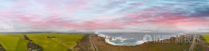 全景鸟瞰十二使徒海岸线与美丽的日落维多利亚澳大利亚。
