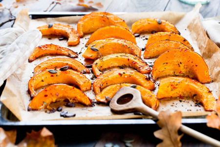 南瓜美食烤南瓜片和百里香和蜂蜜. 美食家的健康甜点. 选择性聚焦照片