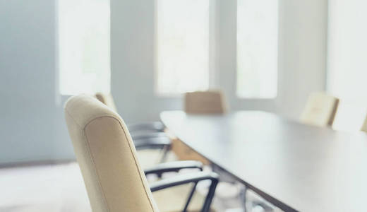 在有选择性的工作场所配备办公椅和木桌的会议或研讨会室的现代内部
