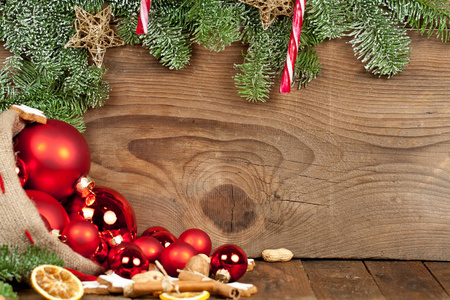 木板背景下的节日圣诞装饰