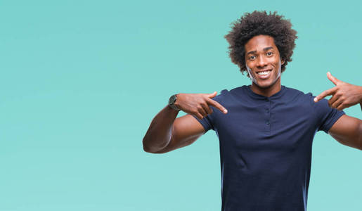 美国黑人男人在孤立的背景下,自信地微笑着,用手指指着自己,骄傲和