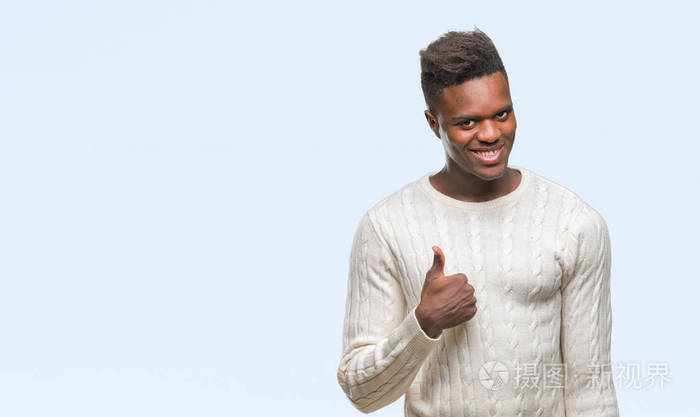 年轻的非裔美国人在孤立的背景下用手做快乐的竖起大拇指的手势赞许的