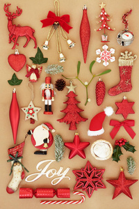 圣诞快乐标志与复古宝布尔树装饰和装饰与冬季植物和传统标志的节日背景。 上面的风景。