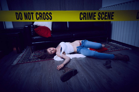 杀手用围巾勒死了漂亮的女商人绑着手的女人被围巾勒死了犯罪现场模拟