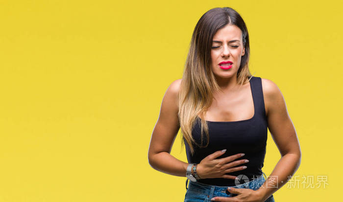 年轻貌美的女人由于消化不良疼痛感不适而过孤立的背