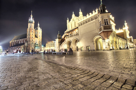 布艺厅和圣玛丽教堂位于波兰克拉科夫的主市场广场