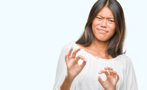 年轻的亚洲女性在孤立的背景下厌恶的表情,不高兴和恐惧做厌恶的脸