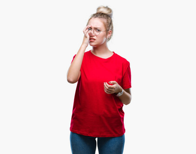 年轻的金发女人戴着眼镜,在孤立的背景上闻着一些臭味和恶心的东西
