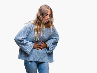 冬天的感觉美丽的金发女郎穿着冬天的毛衣,在孤立的背景上,手放在肚子