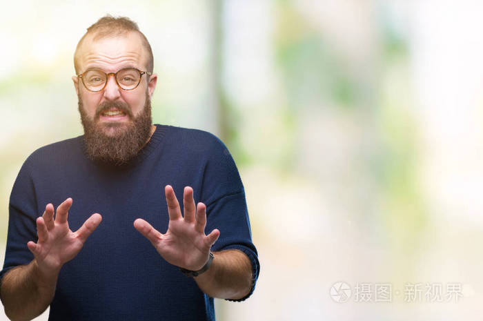 年轻的白种人嬉皮士戴着太阳镜在孤立的背景下厌恶表情不高兴和恐惧做