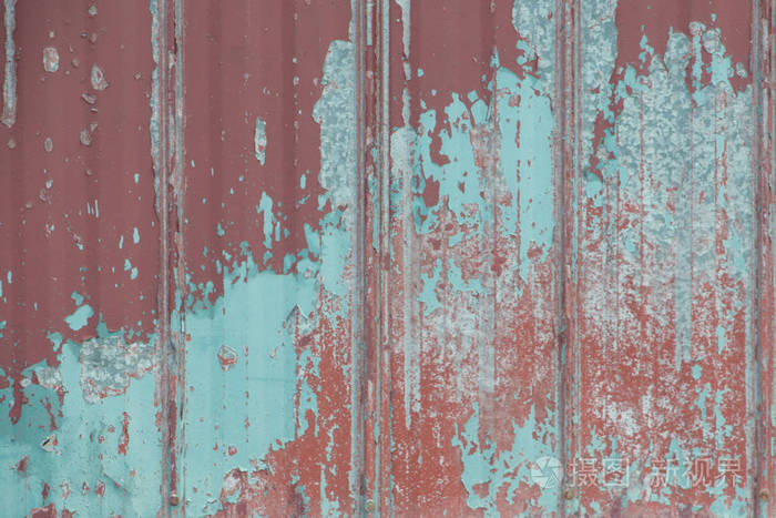 褪色剥落生锈的钢板与牛血红色油漆.