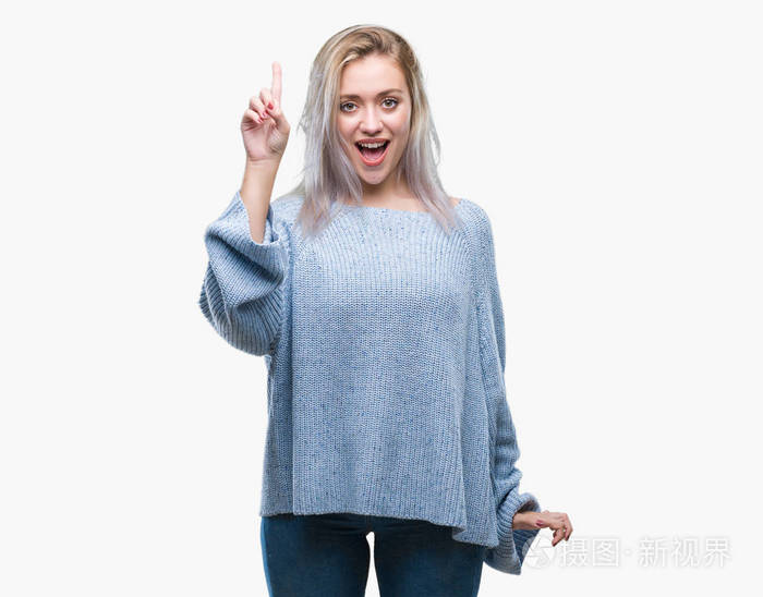年轻的金发女人穿着冬天的毛衣，在孤立的背景上指点着成功的想法。 退出并快乐。 一号。