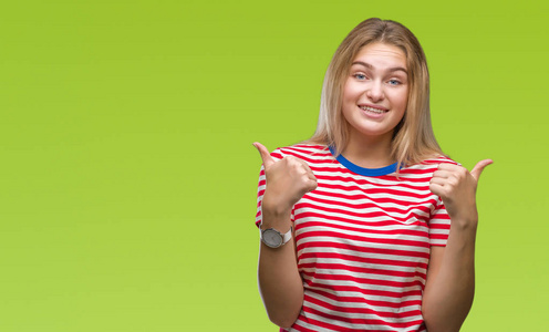 在孤立的背景下成功的标志,用手竖起大拇指,微笑和快乐地做积极的手势